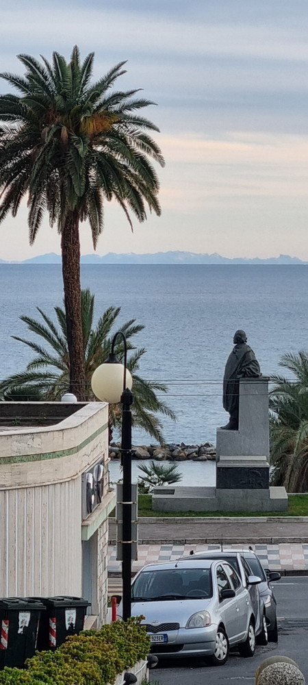 Sanremo: la Corsica oggi ha fatto 'capolino' davanti alla città dei fiori, le foto di un lettore