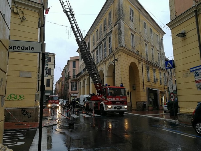 Imperia: via Amendola chiusa per il crollo di alcuni calcinacci. Vigili del Fuoco al lavoro per ripristinare la situazione