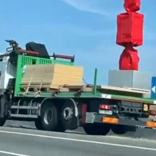 Il camion fermo sul ciglio dell'autostrada dopo l'impresa