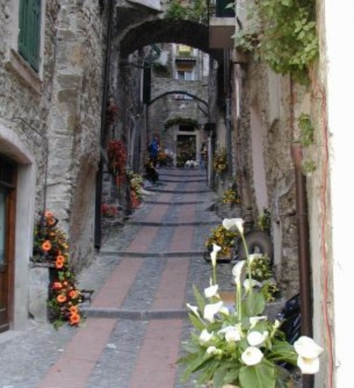 Dolceacqua: tutto pronto per carrugi in fiore 2015 con una novità, l'Expo della Val Nervia