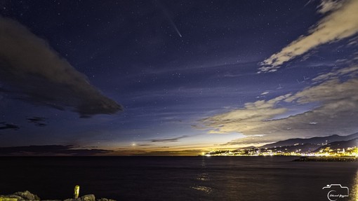 La cometa Tsuchinshan-Atlas illumina il cielo sopra Arma e Sanremo