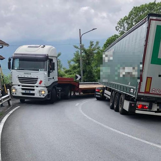 Tir incastrati al Colle di Nava: traffico in tilt sulla 28 e residenti infuriati (foto)