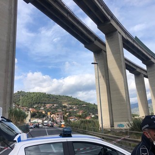 Imperia, cadono calcinacci dal cavalcavia dell'autostrada sull'Argine destro: in corso le verifiche (Foto)