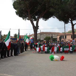 Imperia: il Lions Club La Torre consegna 150 bandiere tricolore alla scuola di Caramagna