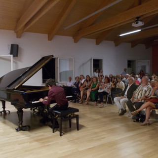 Ventimiglia: tante persone per ascoltare il giovane talento del piano Fulvio Nicolosi