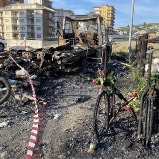 Incendio camper ad Arma di Taggia: rose e una lettera sui resti della sedia a rotelle di Eliana Crema