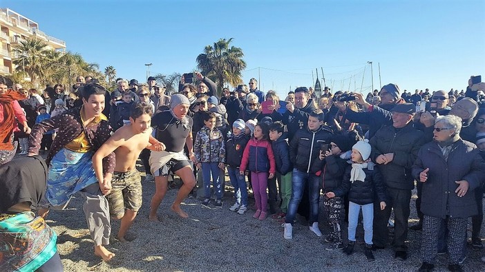 San Bartolomeo al Mare: una folla per il simpatico Cimento delle Befane (FOTO)