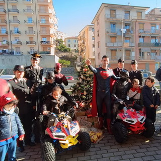 Imperia: anche quest’anno i carabinieri ed i supereroi regalano un sorriso ai bambini in corsia