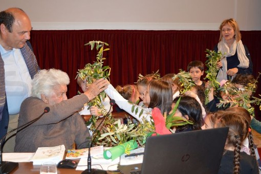 Sanremo: Libereso Guglielmi festeggia i suoi 90 anni con i bambini della Scuola dell'Infanzia Borgo Tinasso