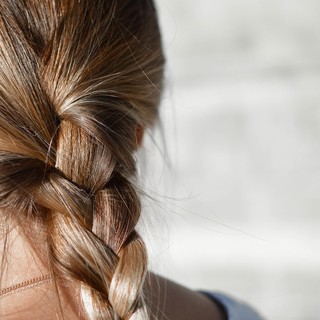 Perché le donne acquistano protesi per capelli: i vantaggi