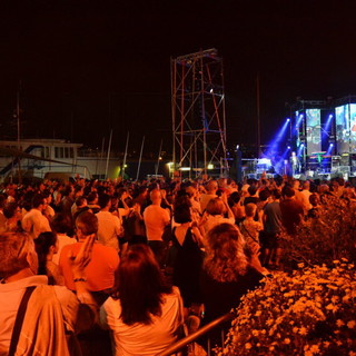 Sanremo: folla di spettatori per il concerto 'Un palco per Amatrice'. Ecco le foto e i video di alcune esibizioni