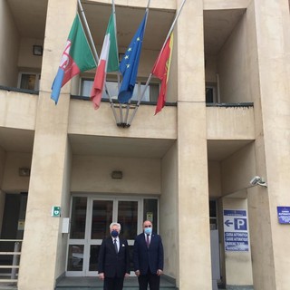 Ventimiglia: tricolore a mezz'asta e un minuto di silenzio in memoria della vittime del covid