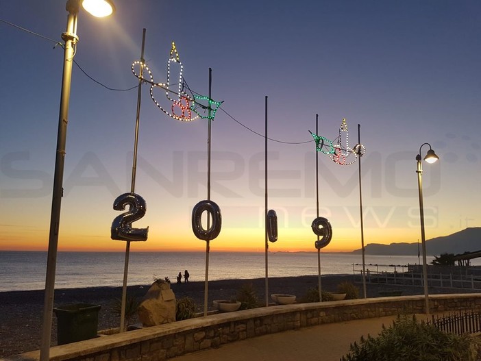 Vallecrosia: grande successo per la festa di Capodanno sul lungomare, in tanti hanno festeggiato l’arrivo del nuovo anno