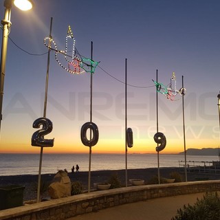 Vallecrosia: grande successo per la festa di Capodanno sul lungomare, in tanti hanno festeggiato l’arrivo del nuovo anno