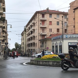 Sanremo: cadono alcuni calcinacci su via Fiume. Traffico deviato ed intervento dei Vigili del Fuoco