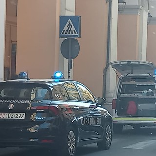 Imperia, dà in escandescenze in via Della Repubblica: carabinieri e sanitari lo placano