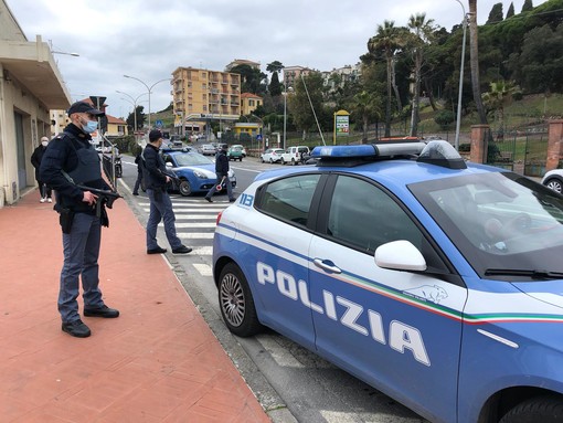 Imperia, controlli a tappeto della Polizia per il rispetto delle norme anti-covid e per prevenire un esodo incontrollato dalla Francia (foto)