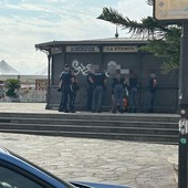 Sanremo, clochard in piazza Colombo: intervengono polizia e municipale (Foto)