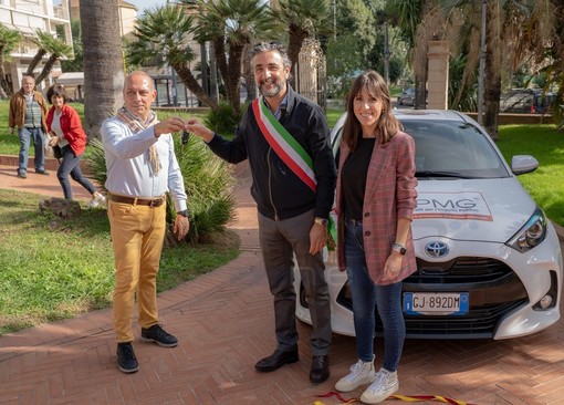PMG Italia dona auto ai servizi sociali di Taggia, il regalo di 25 aziende del territorio per aiutare chi ha bisogno