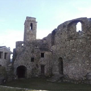 Chiesa vecchia di Bajardo, crollata a seguito del terremoto del 1887.