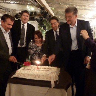 Nella foto il presidente della Camera di Commercio Franco Amadeo e il presidente dell'associazione nazionale città dell'olio Enrico Lupi con alcuni rappresentanti stranieri.