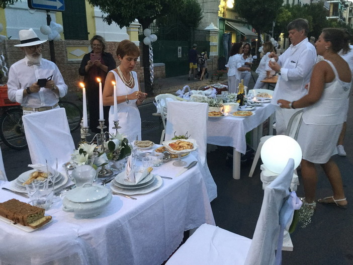 Diano Marina: successo per la 1a edizione della 'Cena in Bianco' organizzata dal gruppo Facebook ‘Sei di Diano se...’ (foto)