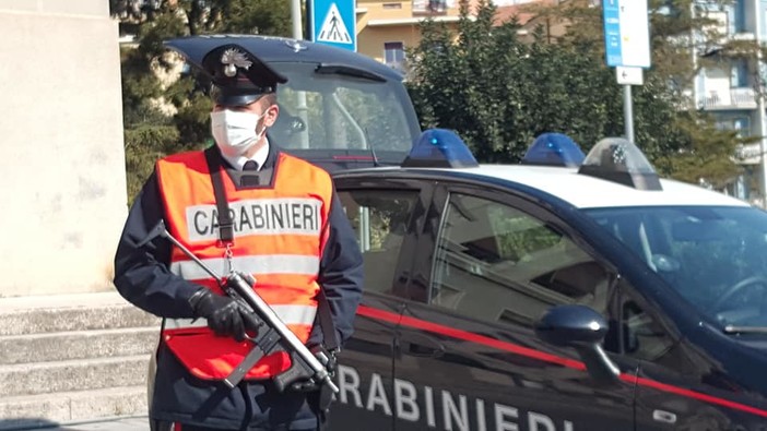 Fa il bagno in mare a Imperia in barba ai divieti: giovane sanremese multato dai Carabinieri