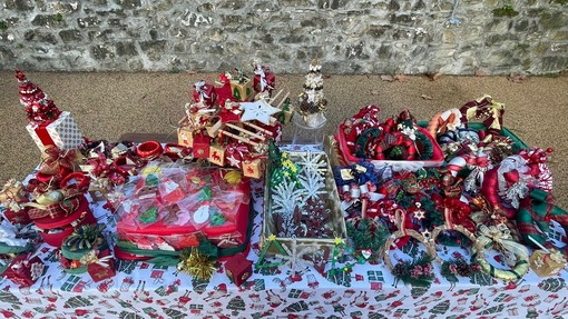 Decorazioni e alberelli, le creazioni dei bimbi della scuola dell'infanzia sbarcano al mercatino di Natale di Apricale (Foto)