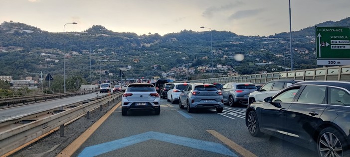 Lunghe code in autostrada tra Bordighera e Ventimiglia: traffico lento in direzione Francia