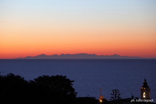 Vallecrosia: le immagini della Corsica visibile oggi dalla costa ligure