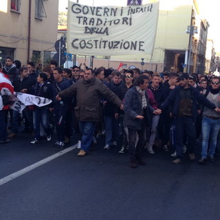 Imperia: corteo di protesta sotto al Comune, liberato il casello autostradale ad Oneglia ma tornano i blocchi in viale Matteotti