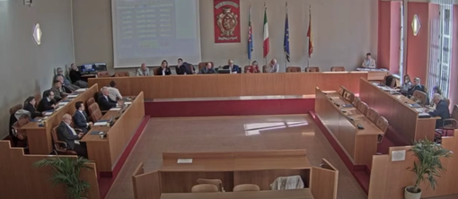 Fabbricato in via Tenda, Ventimiglia approva all'unanimità la deroga al vincolo cimiteriale