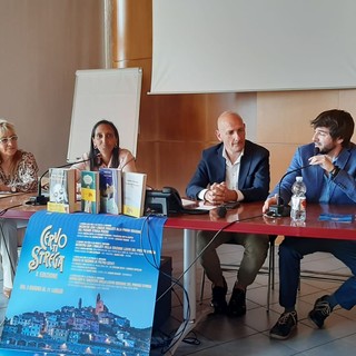 In piazza dei Corallini i 5 finalisti della decima edizione di 'Cervo ti Strega' (video)