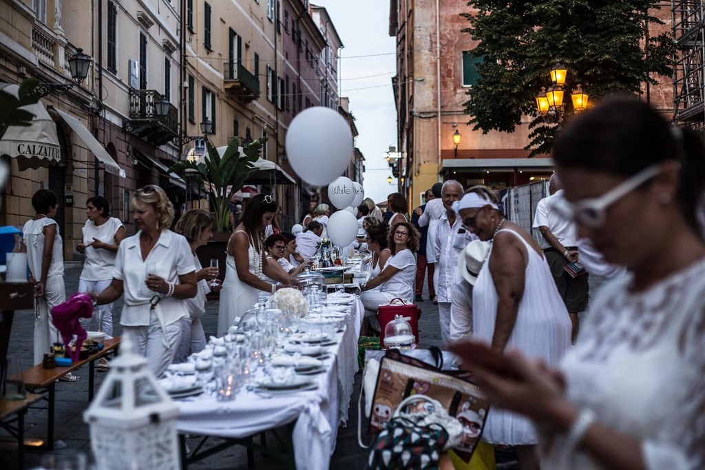 Imperia: circa 200 persone alla cena in bianco in via Cascione (foto) 