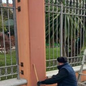 Ventimiglia, scritte e manifesti ai giardini pubblici: ripulite le colonne (Foto)