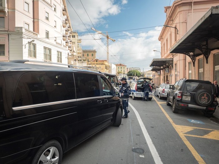 Sanremo: serie di controlli della Polizia Municipale questa mattina, al vaglio le licenze 'Ncc' (Foto e Video)