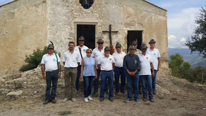 Dal gruppo alpini di Vallecrosia, oggi cerimonia della posa dei cappelli degli alpini 'andati avanti' a cima S.Croce (foto)