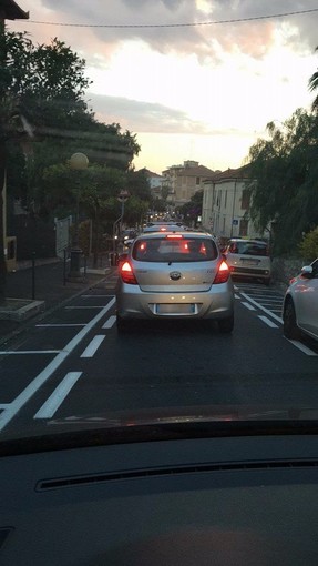 Imperia: continua il disagio per gli automobilisti a Porto Maurizio. Anche oggi lunghe code