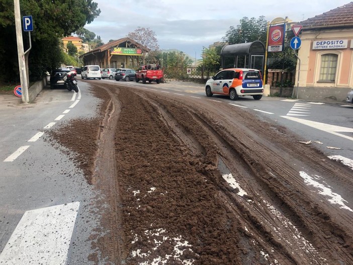 Imperia, di ritorno dal frantoio camion perde materiale di scarto: intervento dei vigili del fuoco e della polizia municipale (Foto)