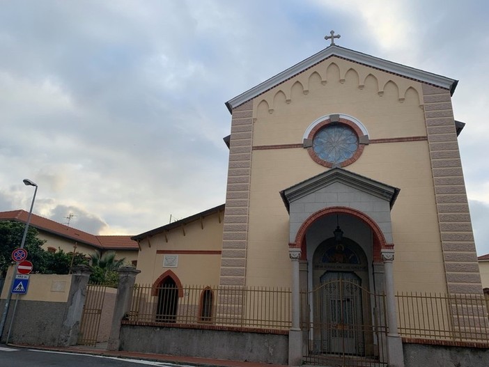 Imperia, clochard francese si sente male nei giardini di piazza Roma: in codice rosso all'ospedale