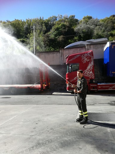 I bambini della scuola di infanzia di Chiusavecchia in visita alla caserma dei Vigili del Fuoco