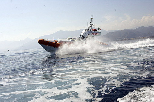 Ventimiglia: barca a vela in avaria nell'oscurità, turisti salvati dalla Capitaneria