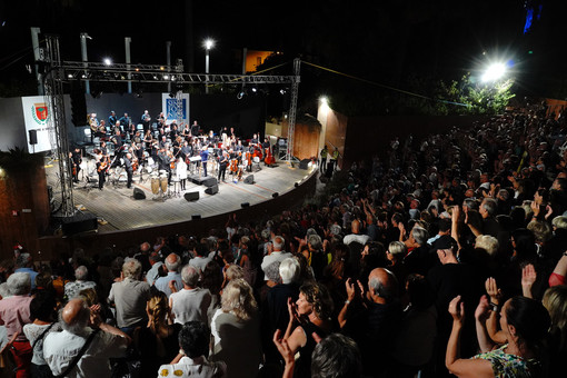 Standing ovation a Sanremo per il canto di pace di Noa: l'artista incanta l'Alfano