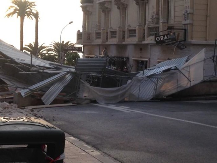 (immagine pubblicata dal sito di Nice Matin http://www.nicematin.com/faits-divers/un-impressionnant-accident-de-chantier-a-lhotel-de-paris-8697)