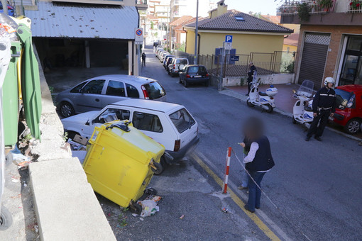 Sanremo: forte vento fa cadere bidone della carta su un'auto posteggiata in via Peirogallo