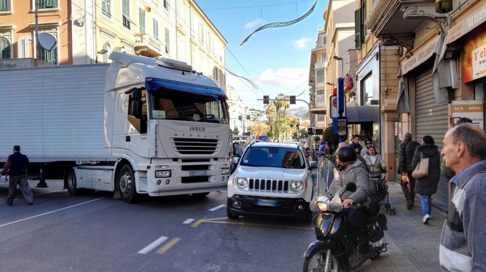 Sanremo: traffico paralizzato stamattina in centro, camion 'bloccato' da un'auto in divieto di sosta