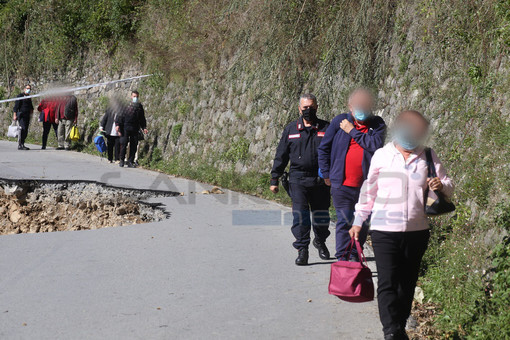 Frana tra Molini e Triora: Carabinieri aiutano anziani ad attraversare lo strapiombo per andare in Ospedale