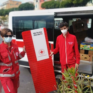 I volontari della Croce Rossa impegnati tra Sanremo e Arma di Taggia per il &quot;carrello sospeso&quot; che aiuterà a Pasqua centinaia di persone (foto)