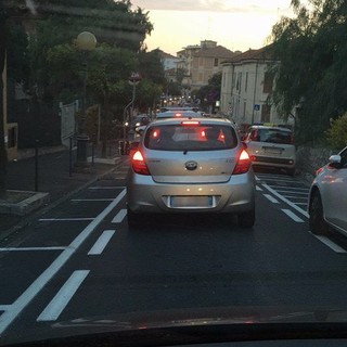 Imperia: continua il disagio per gli automobilisti a Porto Maurizio. Anche oggi lunghe code