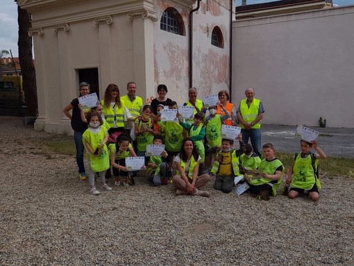 Diano Marina, successo per il progetto 'Pedibus': consegnati gli attestati ai bimbi della primaria (foto)